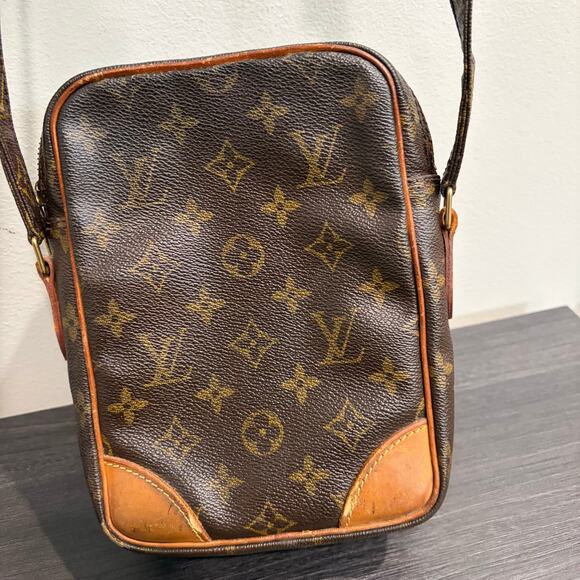 8911 LOUIS VUITTON Monogram Amazone MM Crossbody - Picture 7 of 16